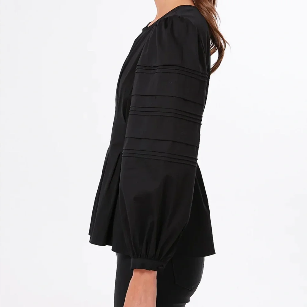 HUNTER BELL Black Tory Top